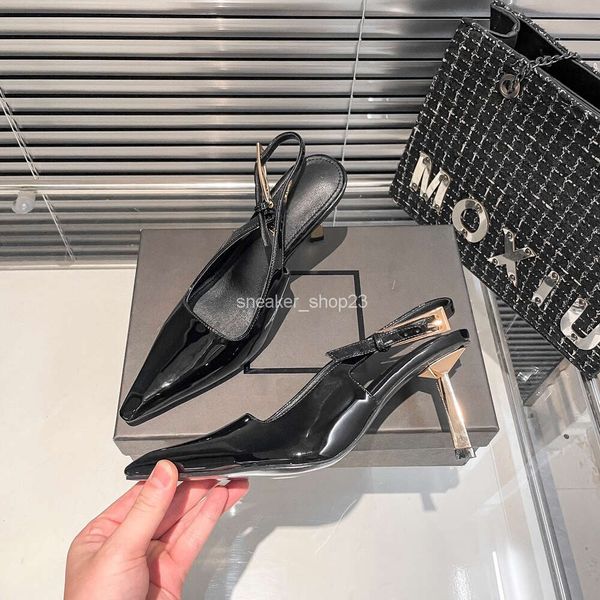 Novo Lourent 2024 High Patent Shoe Designer Black Pointed Slim Lady Early Spring Heel Estilo Sexy Bomba de Metal Couro Saiint Prepúcio Voltar Sandálias de Ar 3Q4F