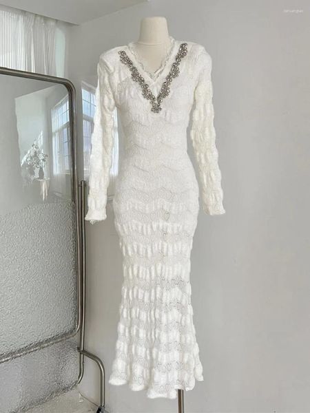 Abiti casual Temperamento Primavera Visone Velluto Ortografia Strass Pizzo Abito bianco a sirena sottile con scollo a V a maniche lunghe da donna