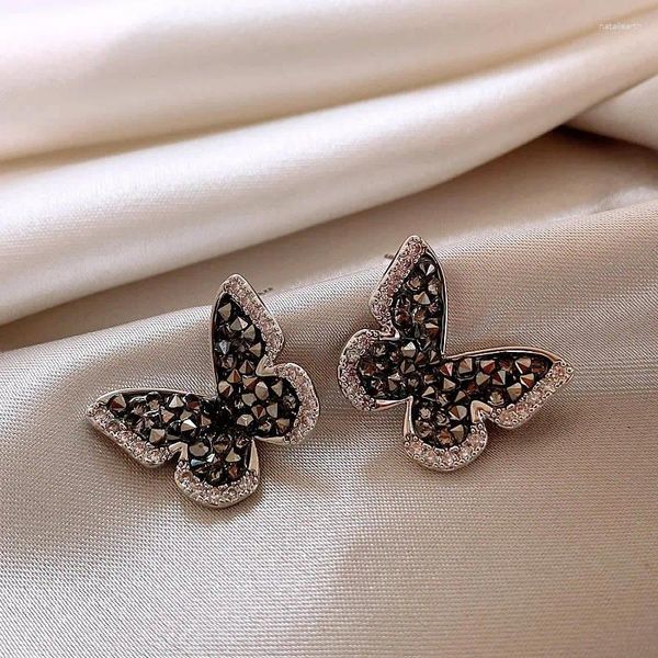 Orecchini a bottone Design della Corea del Sud Gioielli di moda Placcato in oro 14K Farfalla di cristallo grigio Accessori da lavoro quotidiano per donna elegante