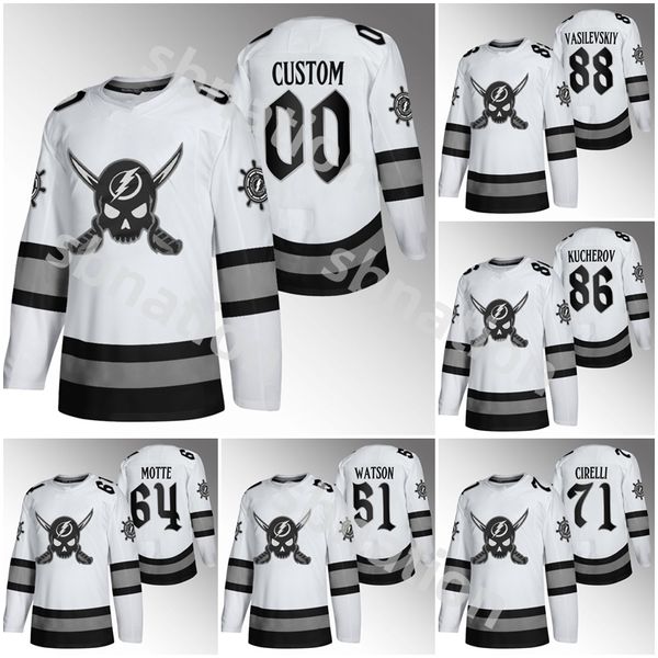 Lightnings Gasparilla inspirou 2024 Edição Limitada Camisa Branca Tampa Bay 86 Nikita Kucherov 88 Andrei Vasilevskiy 64 Tyler Motte 51 Austin Watson Hóquei Jersey