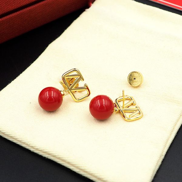 Designer Luxus Messing Ohrringe Französische Marken Klassischer V-förmiger Buchstabe Rote Harzperlen Hochwertiges Kupfer Damen Charm Schmuck Mädchen Mode Exquisites Geschenk