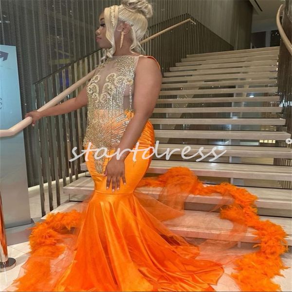 Wunderschönes orangefarbenes schwarzes Mädchen-Abschlussballkleid mit perlenbesetztem Kristall, afrikanisches Nigeria-Meerjungfrau-Feder-Abendkleid in Übergröße, Fischschwanz, formelle Party-Kleider für den 15. Geburtstag