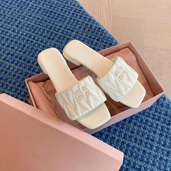 Chinelos 2024 de alta qualidade mui mobiliário doméstico verão moda antiderrapante carta personalizada fundo plano para fora vestindo para mulheres