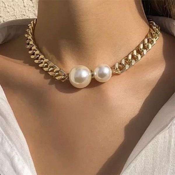 Nuova personalità della moda europea e americana, ornamento per il collo con collana a catena piatta in metallo dorato abbinato a grani di perle grandi e piccole