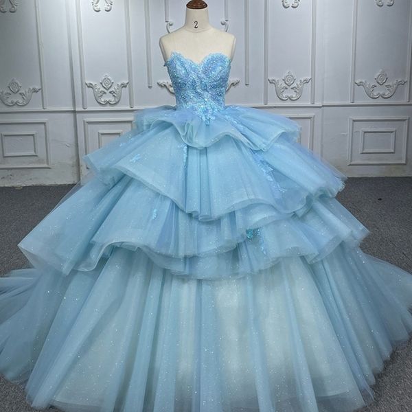 2024 Небесно-голубое платье Quinceanera с открытыми плечами, бальное платье, кружевное аппликация, расшитое бисером, многоуровневое сладкое 16 Vestidos De 15 Anos