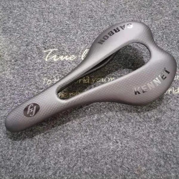 Selle NUOVA Sella per bicicletta ultraleggera 3K in fibra di carbonio piena Sella per bicicletta da strada MTB Sella in carbonio per bici Cuscino per bici opaco 275 * 145mm Parti di ciclismo