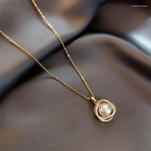 Colares de pingente feminino senso de luxo micro pérolas incrustadas colar versátil design com titânio aço moda jóias ylq10333