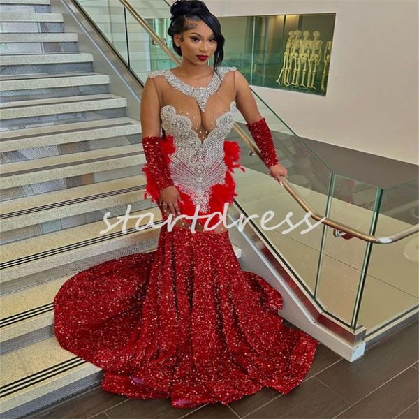 Abiti da ballo con diamanti con paillettes rosse per ragazza nera Plus Size Abiti da sera con piume di sirena Abiti da cerimonia di lusso con scollo a O Sweep Train Abiti da festa con perline di cristallo sexy senza schienale