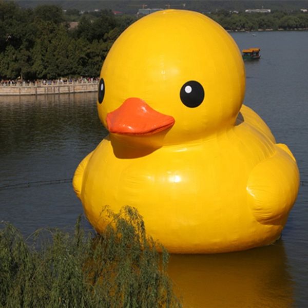 Atacado 8mH 26,2 pés Adorável bonito hermético amarelo bóia inflável pato gigante patos de borracha de PVC para exibição de publicidade