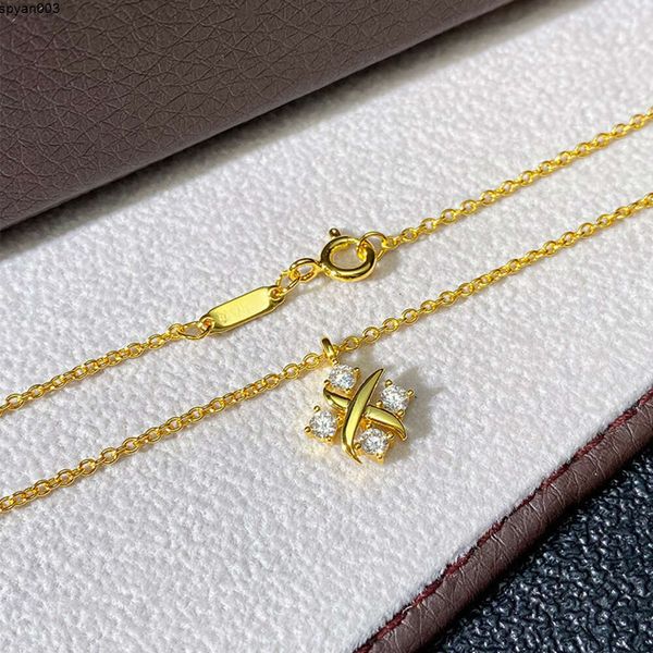 Die Kreuz-Vier-Diamant-Halskette ist die erste Wahl für einfache und exquisite Geschenke. Hochwertige Goldhalskette