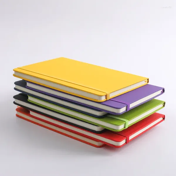 Cinturino in pelle per notebook A5 A6 Blocco note con fascia elastica per libro interno Studente che tiene la mano