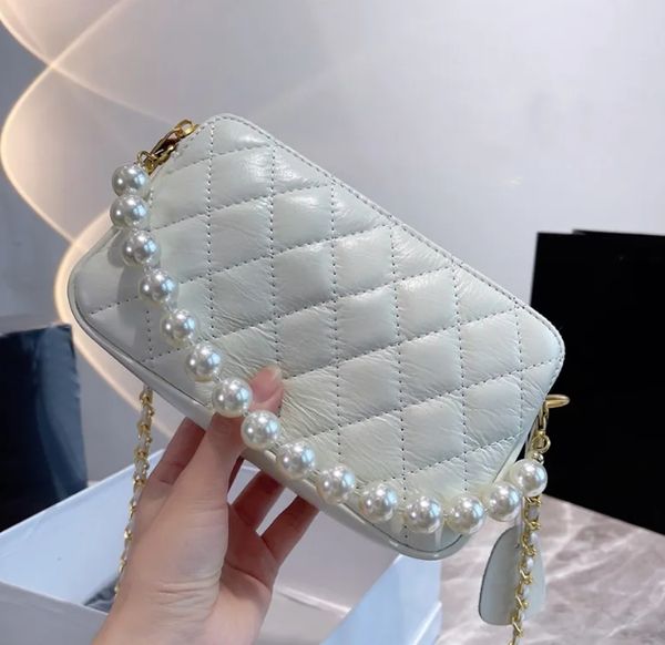 Niedliche weiße Umhängetasche aus weichem Leder mit Diamant-Karomuster und Perlengriff, Damen-Luxustasche mit Reißverschluss, rechteckige Handtasche