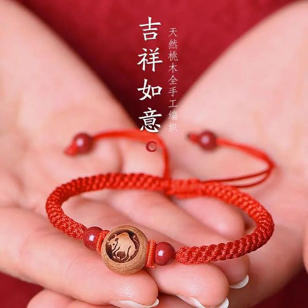 Braccialetti UMQ 2023 Cinese 12 Zodiaco Coniglio Legno di pesca Perline portafortuna Bracciale cinabro Intrecciato a mano Corda rossa Guardiano Fascino Taisui Corda a mano