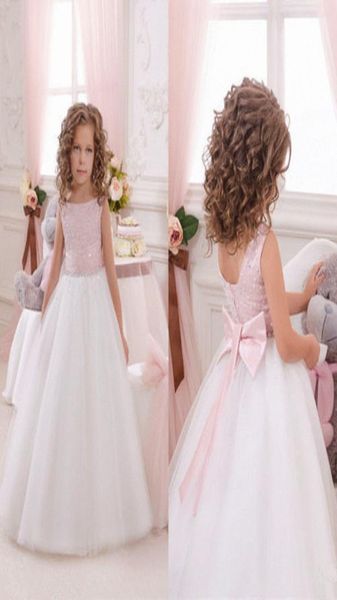 Maßgeschneiderte schöne rosa Blumenmädchenkleider für Hochzeiten, hübsche formelle Mädchenkleider, süßes, bauschiges Tüll-Festzugkleid aus Satin, Sprin9941795