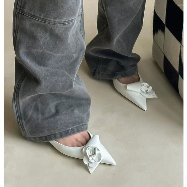 Модельные туфли Подиумный стиль Туфли-лодочки на низком каблуке с острым носком в стиле оригами Лакированная кожа Белые женские свадебные туфли на плоской подошве Zapato