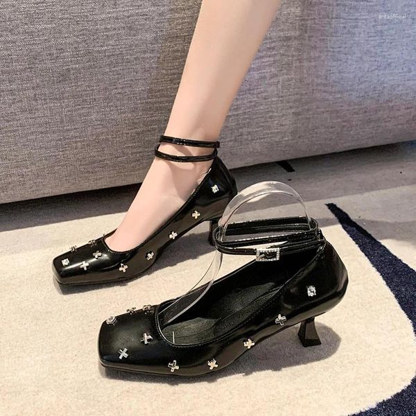 Scarpe eleganti punta quadrata in metallo francese piccola con fibbia con una sola parola Mary Jane 2024 Temperamento spesso con tacco alto argento