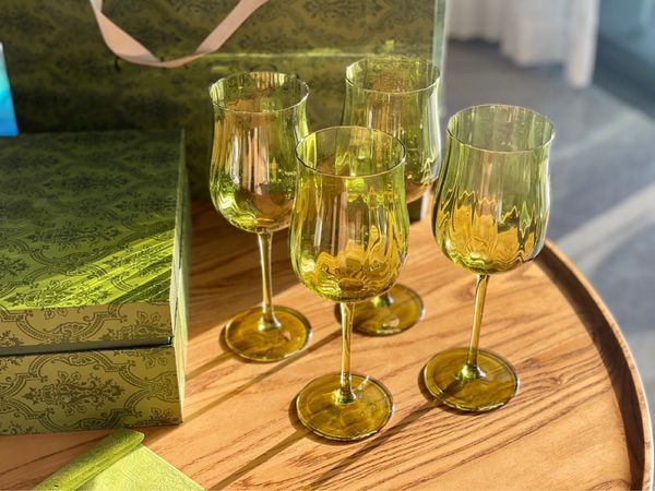 Set di tazze da vino rosso vintage con fiori verdi ondulati del designer, set regalo per la casa con tazza alta trasparente con confezione regalo