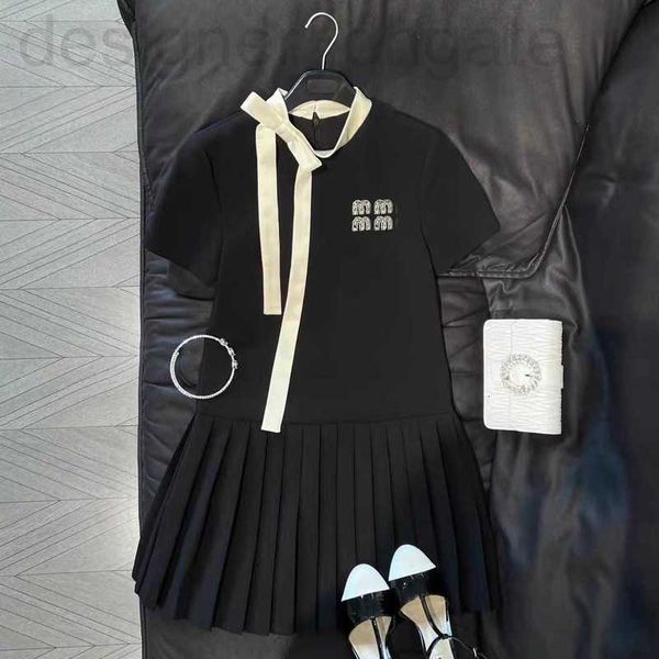 Abiti casual di base firmati miu 23 Nuovo stile Hepburn lettera intarsiata con fiocco in raso con diamanti abito dimagrante in vita a maniche corte di media lunghezza ECSA