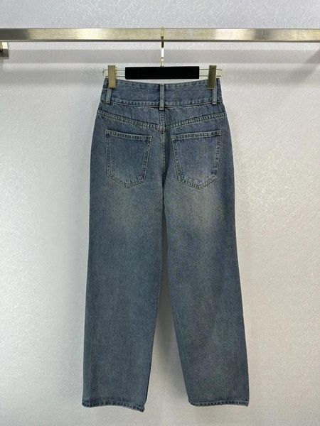 Damen-Jeans, neuester Stil beinverlängernder, hoch taillierter Hosen mit weitem Bein. Der italienische Denim-Stoff ist weich und hautfreundlich