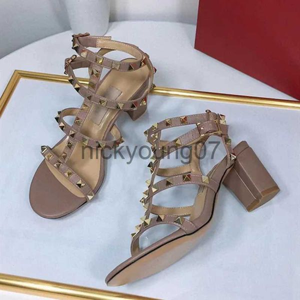 Sandali da donna famosi sandali di marca cinturino alla caviglia con fibbia avvolgente davanti punta aperta scarpe null con pelle in microfibra borchiata oro 6 cm pompe 43J240122