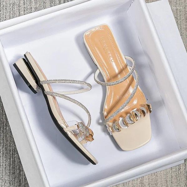 Sandali nell'estate 2024 Pantofole a tacco basso per le donne Design del marchio di moda Strass neri Scarpe grandi Taglia 41-43