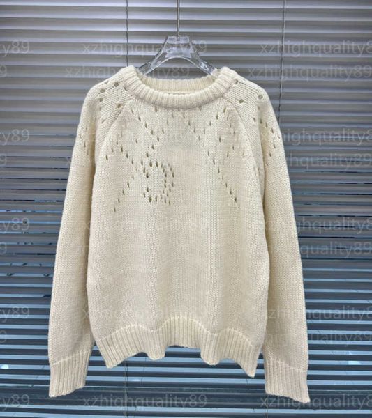 Suéter de designer feminino tops de malha jumper de manga comprida em torno do pescoço suéter branco macio solto malha oca logotipo outono inverno suéteres quentes roupas femininas