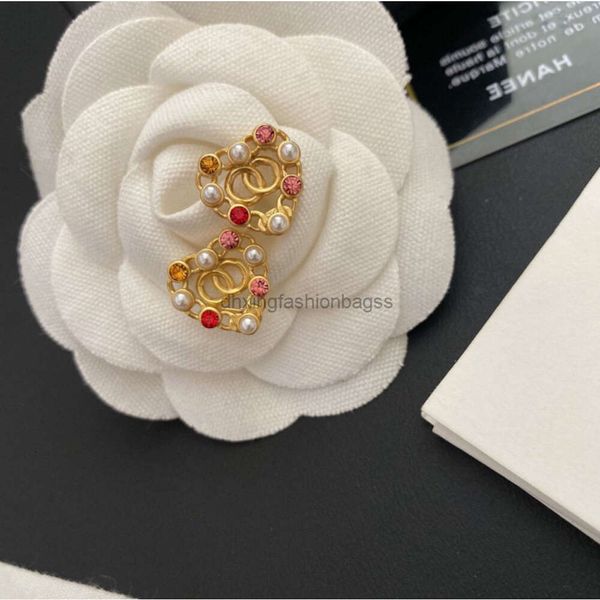Designer-Schmuckkanal New Style Kleine duftende Wind-Silbernadel-Ohrringe mit weißen Diamanten in China Red C Family Pearl Duftende, vielseitige Ohrringe