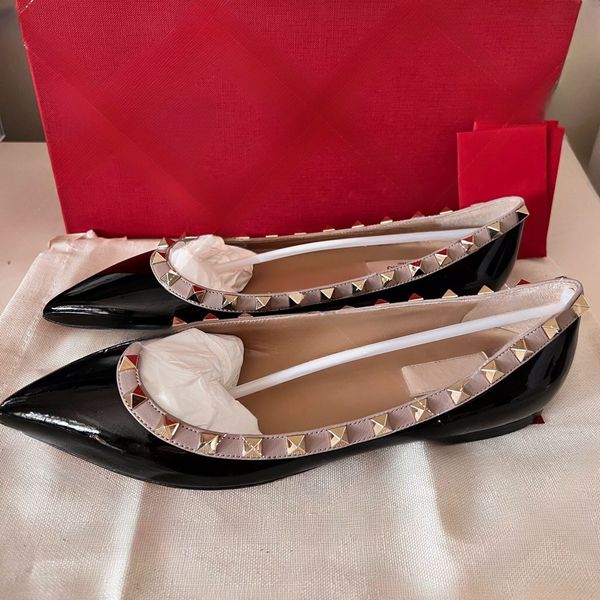 Sandali firmati Scarpe a punta piatta Classici estivi V Rivetti di marca Scarpe da sposa Vera pelle Nudo Nero Oro Argento con sacchetto per la polvere rosso 34-44