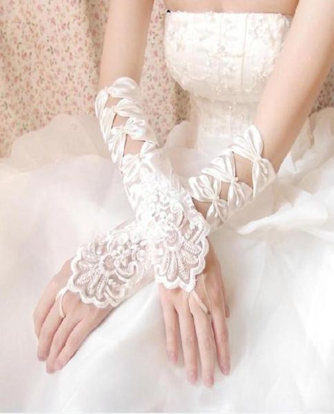 Nova alta qualidade branco marfim luvas de casamento sem dedos barato puro laço frisado luvas de noiva7157131