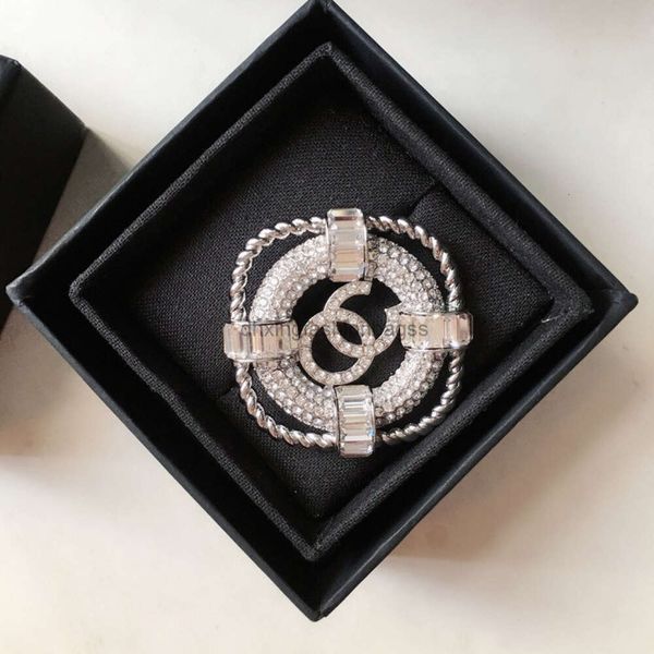 Designers de jóias canall atmosfera novo decote terno personalizado com diamante incrustado material de bronze broche clipe