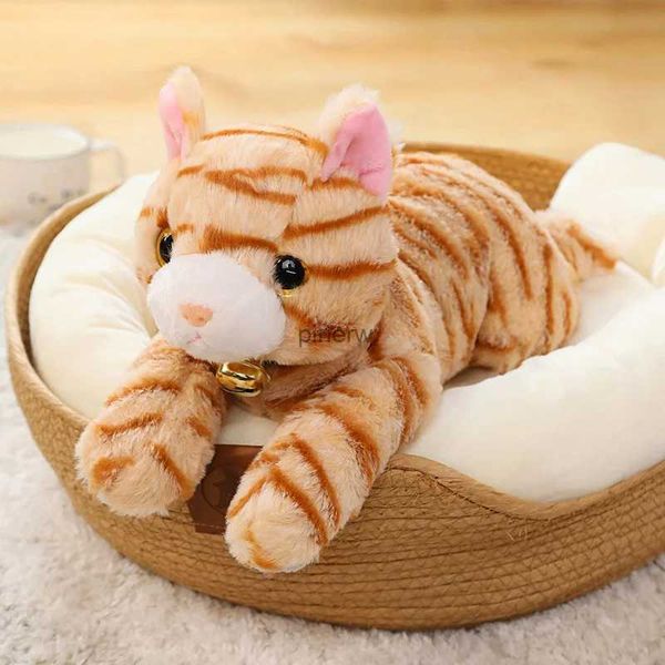 Bambole di peluche 35 / 45CM Morbidi gatti realistici Giocattoli di peluche Simulazione Cuscino per bambini Farcito Gatto sdraiato Animale domestico Bambola Bambini Decorazioni per la casa Regalo per bambini