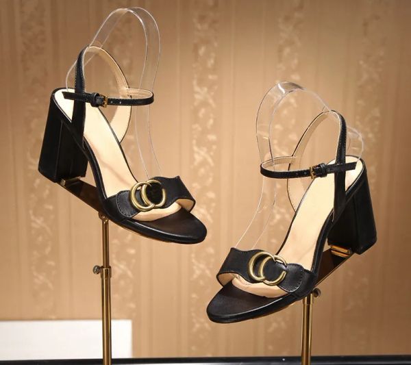 Дизайнерская обувь Женские высокие каблуки 100% кожа 5 СМ 7 СМ Тапочки Сандалии Леди Металлическая пряжка ремня Толстый каблук Дизайнерские замшевые сексуальные туфли на каблуке Женская обувь Большой размер