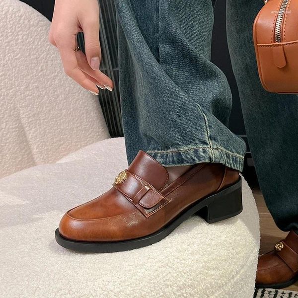 Elbise ayakkabıları gerçek deri kadınlar loffer metal çiçek dekorasyonu retro slip-on kadın orta topuklu bahar bayanlar ofis