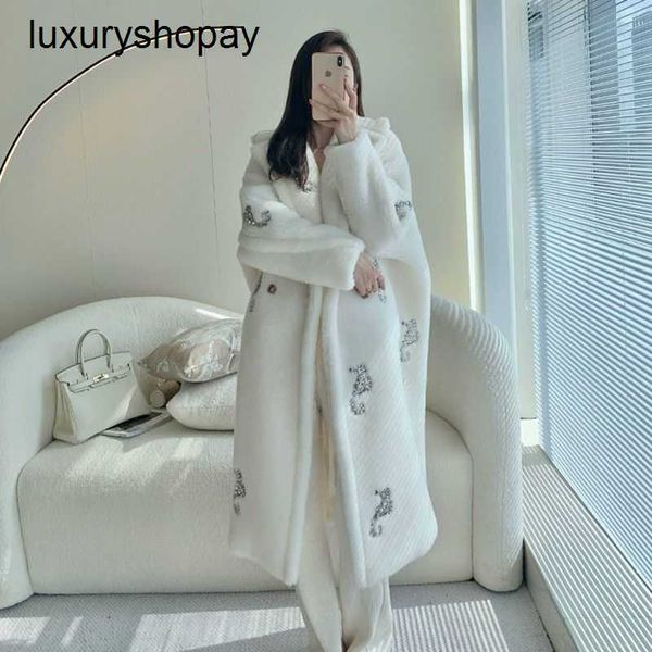 Top Maxmaras Teddy Bear Coat Womens Cashmere Coats 2024 Autumnwinter Novo Creme Branco Hipocampo Bordado Longo Silhouette Fur para Mulheres