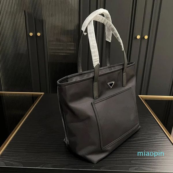 Borsa a tracolla da donna di design di lusso Nuova borsa in nylon di grande capacità di moda classica Segno di marca italiana Ascellare in tinta unita di alta qualità