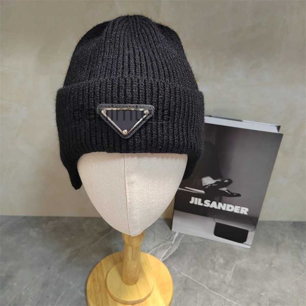 Şapkalar Erkek ve Moda Tasarımcısı Kadınlar Beanie Sonbahar/Kış Termal Örgü Şapka Marka Bonnet Yüksek Kaliteli Kulak Koruma Sıcak Kapak Br O0K5