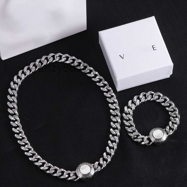 Herren Designer-Armband für Frauen Anhänger Halsketten Edelstahl Luxusschmuck Silber Halskette Armbänder Sets Kopf V-Kette Hochzeitsgeschenk 2312219d 8XQI