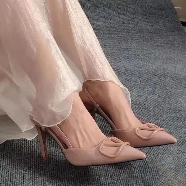 Sandálias 2024 verão versátil fivela em forma de v salto fino sapatos altos apontou para trás oco baotou feminino elegante nake