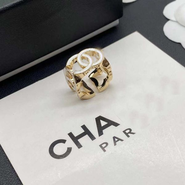 Il designer channellies Anello aperto quadrato ad alta bellezza con maglia in resina bianca da donna ad anello cavo