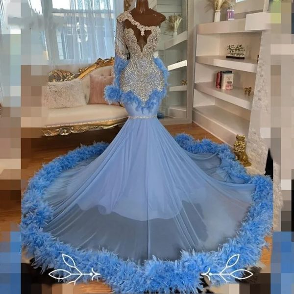 Babyblaue Ballkleider für schwarze Mädchen 2024, funkelnde Diamant-Feder-Meerjungfrau-Abendkleider, eine Schulter, lange Ärmel