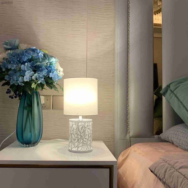 Настольные лампы OuXean White Romantic Table Lamp E14/E26 Современный настольный светильник Красивая металлическая подставка с тканевым абажуром Внутреннее освещение без лампы YQ240123