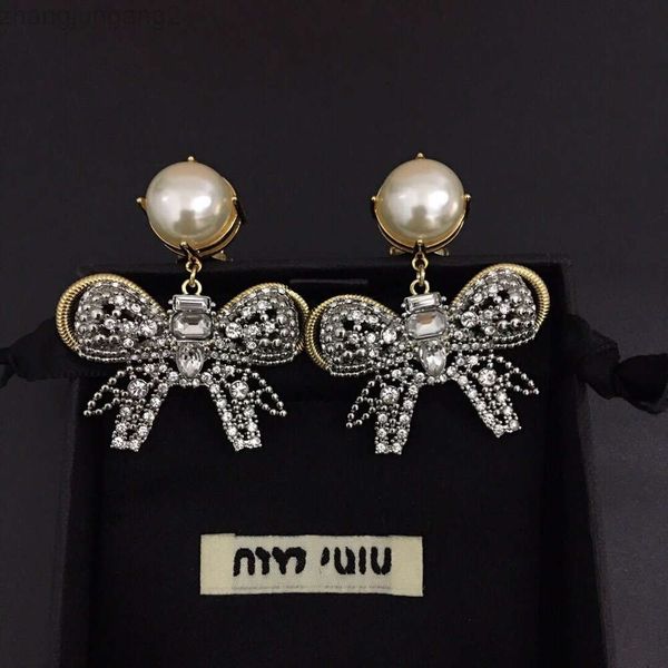 Дизайнерские серьги Miui Miui Новые серьги с жемчугом и бантом от Miao, женские серьги с бриллиантами и преувеличенной модой, темпераментные серьги с жемчугом и бантом