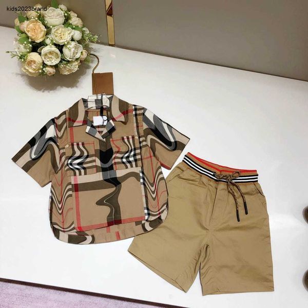 Nuove tute per bambini estate bambino Camicia a maniche corte con risvolto Taglia 100-160 T-shirt firmate e pantaloncini color kaki con lacci Jan20