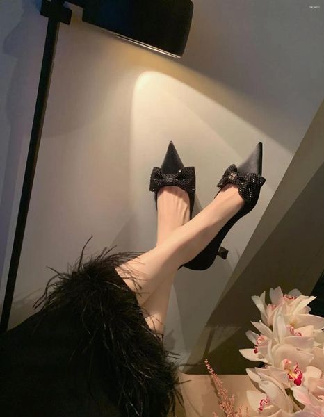 Elbise Ayakkabı 2024Single Ayakkabı Kadın Yüksek Topuklu Stiletto Sivri Yay Rhinestone Satin Geri Boş Dantel Sandalet Kadın