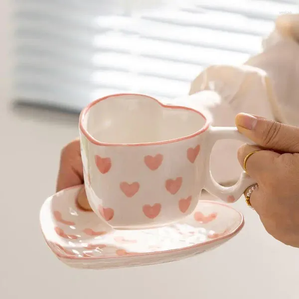 Tazze da 250 ml a forma di cuore di San Valentino Set da caffè Design romantico Succo di latte Tazza da tè Tazza con coperchio Set carino e piattino Regalo