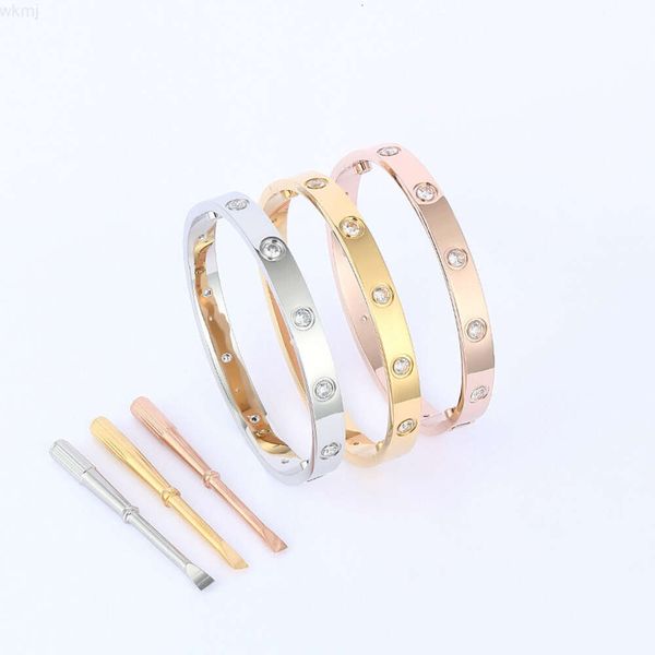 Bracciale rigido in stile lusso con amore in PVD placcato oro, braccialetto con dichiarazione di fidanzamento, regalo di nozze