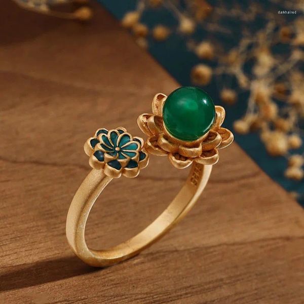 Anelli a grappolo Artigianato in oro antico intarsiato con perline di calcedonio verde naturale Fiori smaltati Vintage per le donne Gioielli da sposa squisiti