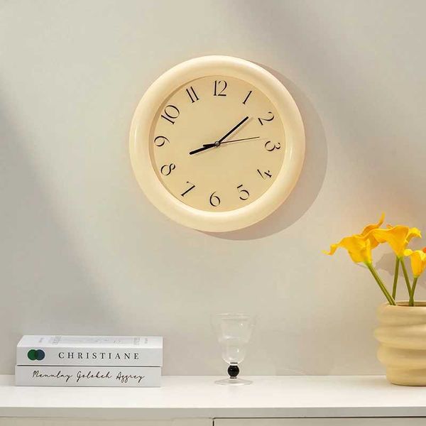 Настенные часы EpeiusHomeIns Nordic Minimalist Cream Retro Style Chubby Round Wall Clock