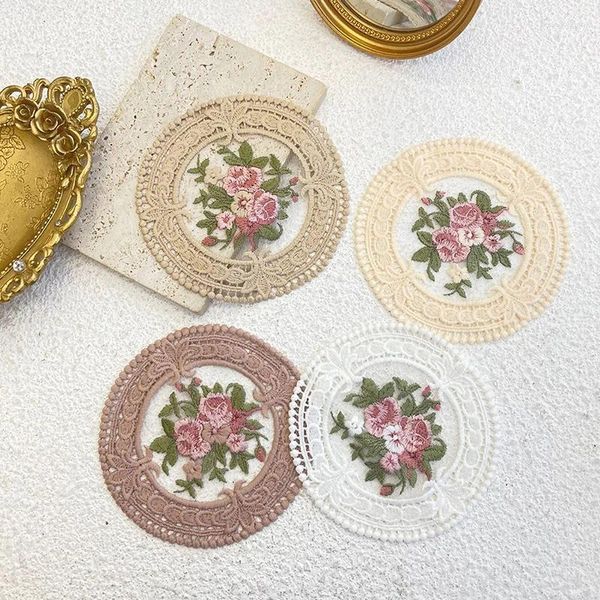 Tischsets Retro bestickte Blumenspitze Tischset Stickerei Handwerk Schüssel Kaffeetasse Stoff Anti-Verbrühungsmatte