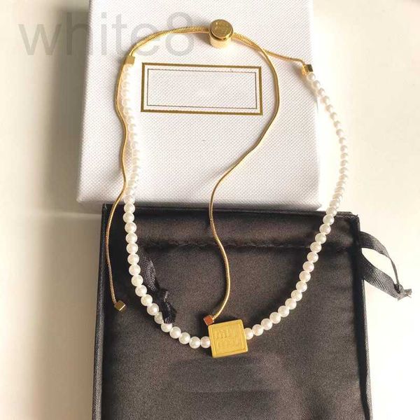 Top Collane con ciondolo Designer 24 Collana lunga di perle di inizio primavera MIU Regolabile Internet di fascia alta Celebrità Vento profumato YGPF